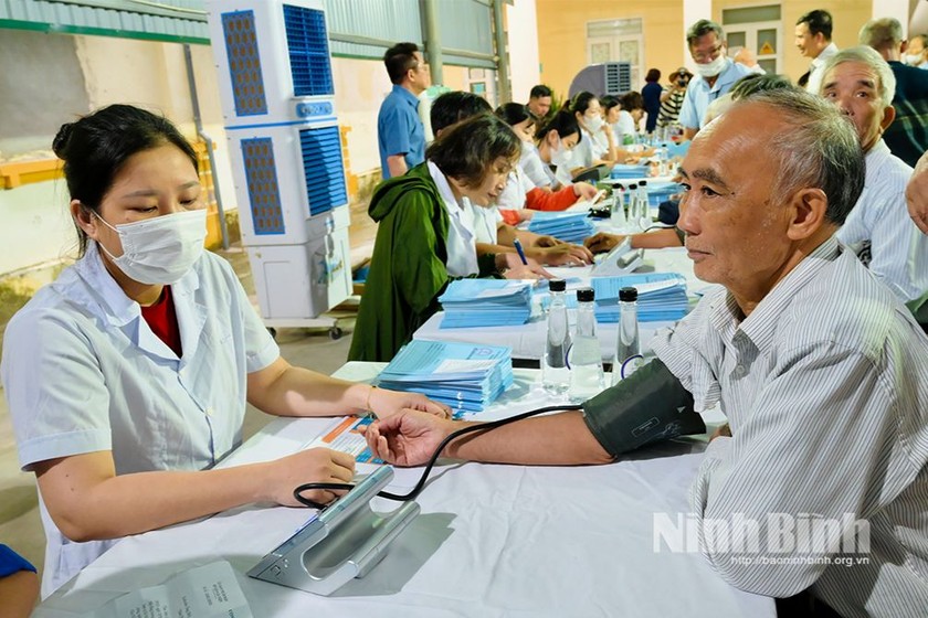 Đông đảo người dân đến khám bệnh.