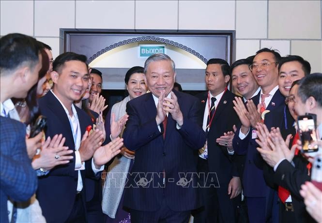 Tổng Bí thư Tô Lâm và Phu nhân gặp gỡ cán bộ, nhân viên cùng đại diện cộng đồng người Việt Nam tại Liên bang Nga. Ảnh: Thống Nhất/TTXVN