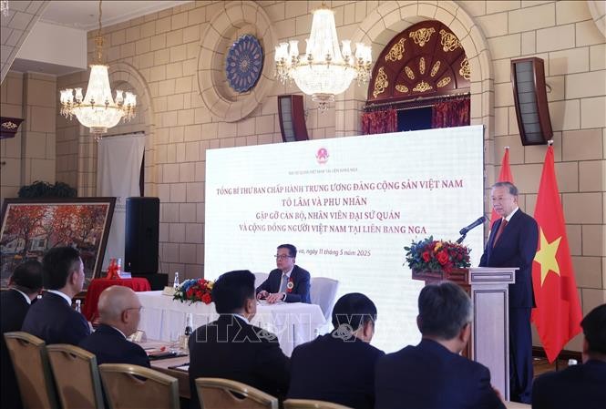 Tổng Bí thư Tô Lâm nói chuyện thân mật với cán bộ, nhân viên và cộng đồng người Việt Nam tại Liên bang Nga. Ảnh: Thống Nhất/TTXVN