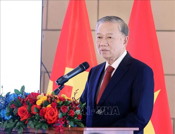 Tổng Bí thư Tô Lâm nói chuyện thân mật với cán bộ, nhân viên và cộng đồng người Việt Nam tại Liên bang Nga. Ảnh: Thống Nhất/TTXVN
