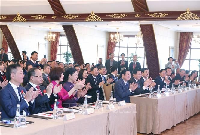 Các đại biểu tham dự buổi gặp gỡ của Tổng Bí thư Tô Lâm với cán bộ, nhân viên, đại diện cộng đồng người Việt Nam tại Liên bang Nga. Ảnh: Thống Nhất/TTXVN