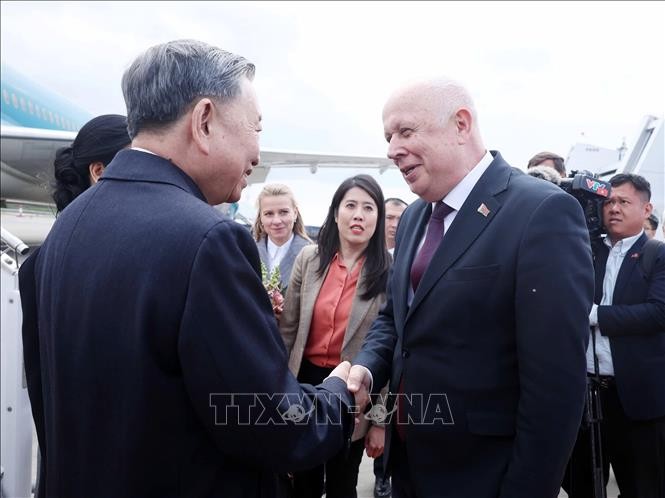 Phó Thủ tướng Belarus Anatoly Sivak đón Tổng Bí thư Tô Lâm và Phu nhân tại sân bay quốc tế Minsk. Ảnh: Thống Nhất/TTXVN