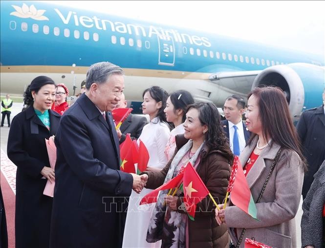 Đại diện cộng đồng người Việt Nam tại Belarus đón Tổng Bí thư Tô Lâm và Phu nhân ở sân bay quốc tế Minsk. Ảnh: Thống Nhất/TTXVN