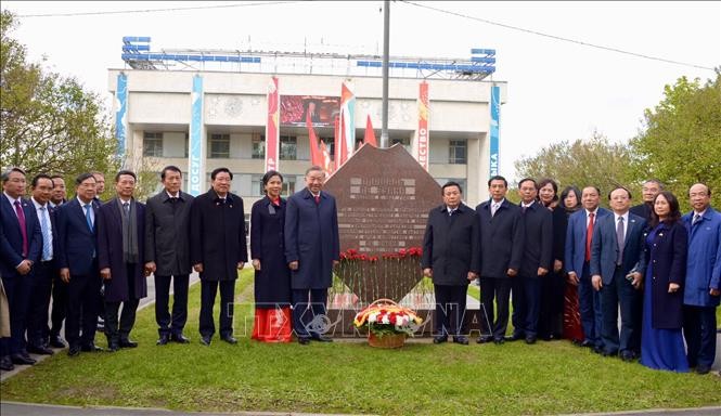 Tổng Bí thư Tô Lâm và Phu nhân cùng đoàn đại biểu cấp cao Việt Nam đặt hoa tại tấm biển lưu danh Tổng Bí thư Lê Duẩn ở Moskva. Ảnh: TTXVN