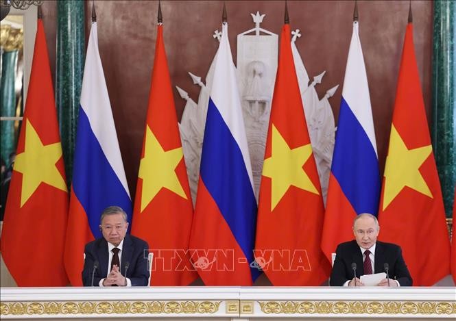Tổng Bí thư Tô Lâm và Tổng thống LB Nga Vladimir Putin phát biểu với báo chí. Ảnh: Thống Nhất/TTXVN