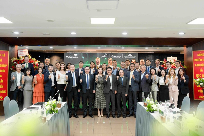 Lãnh đạo của Vietcombank, Salesforce và PwC–Gimasys–CMC TS tại lễ khởi động dự án.