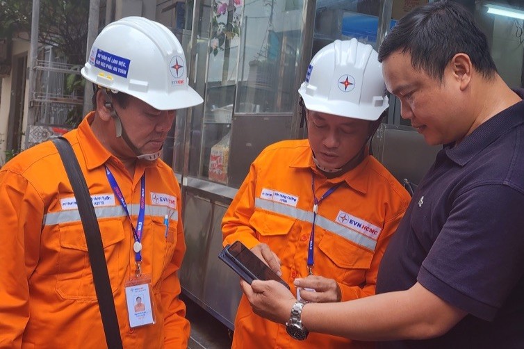Nhân viên EVNHCMC hướng dẫn khách hàng thanh toán tiền điện qua App EVNHCMC.