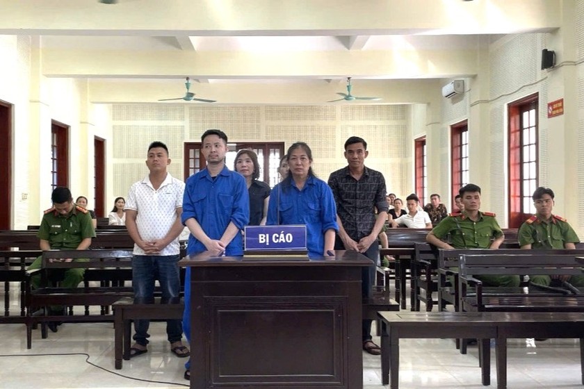 Bị cáo Hồ Văn Mạnh, Trần Thị Ngọc và các đồng phạm tại tòa. Ảnh: ENV.
