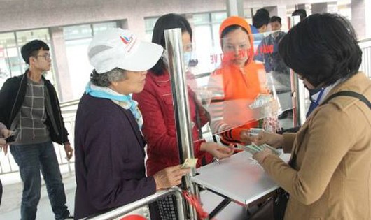 Xe buýt nhanh BRT trong ngày đầu thu tiền vé.