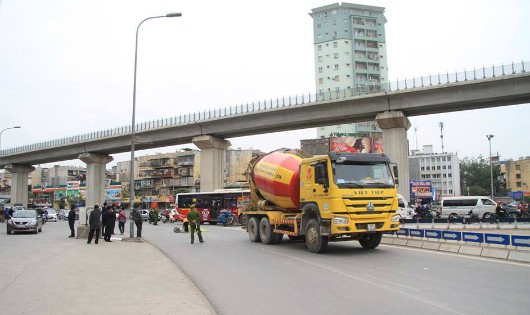 Hà Nội: Hai nữ sinh va chạm với xe trộn bê tông, 1 người tử vong