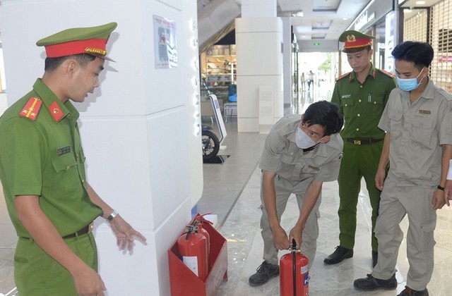 Tăng cường tuyên truyền, phổ biến chính sách, pháp luật, tiêu chuẩn, quy chuẩn kỹ thuật, nhất là những quy định, giải pháp tháo gỡ khó khăn, bất cập trong công tác phòng cháy, chữa cháy.