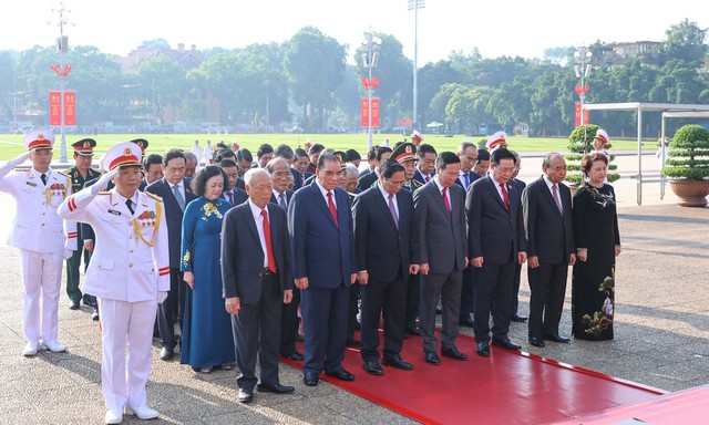 Các đồng chí lãnh đạo, nguyên lãnh đạo Đảng, Nhà nước, Ủy ban Trung ương MTTQ Việt Nam đặt vòng hoa và vào Lăng viếng Chủ tịch Hồ Chí Minh - Ảnh: VGP/Nhật Bắc