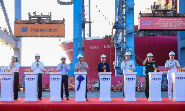 Thủ tướng và các đại biểu thực hiện nghi thức phát lệnh làm hàng đầu xuân tại cảng