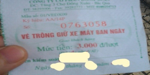 Vé xe tại cổng chợ Đồng Xuân.