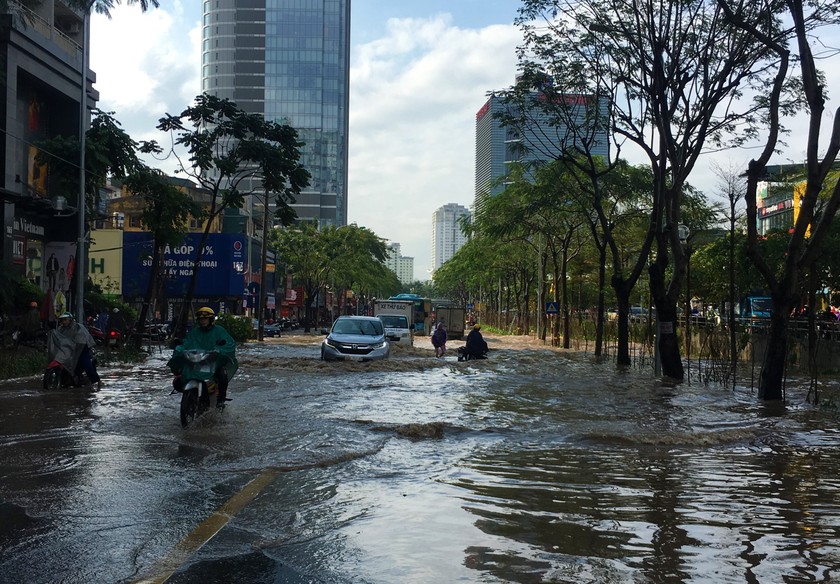 Hà Nội mưa trắng trời, nhiều phố thành 'sông'