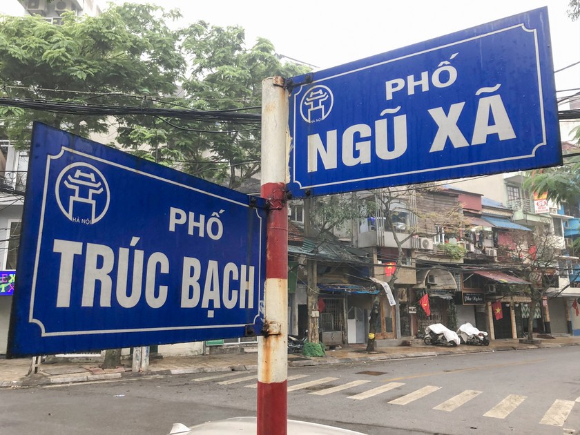 Khung cảnh 'khác lạ' phố Trúc Bạch ngày đầu 'về với đời thường'