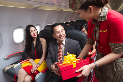 Tranh cãi nảy lửa vụ “bay Vietjet, trúng xe hơi”, luật sư nói gì?