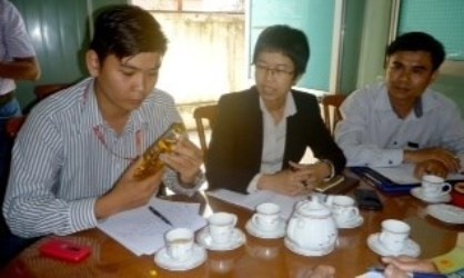 Đại diện TNHH TM DV Tân Hiệp Phát đang quan sát chai nước ngọt Number One.