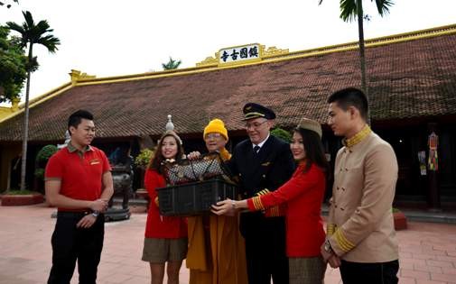 Cơ trưởng Vietjet phóng sinh chim, cá tiễn ông Táo về trời