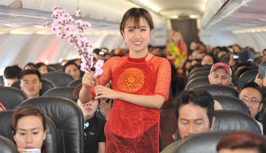 Thần Tài, bà Chúa Xuân và Ceo Vietjet chúc tết trên chuyến bay đầu năm