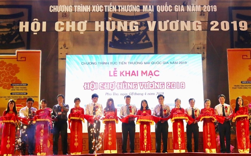 Các đại biểu cắt băng khai mạc hội chợ