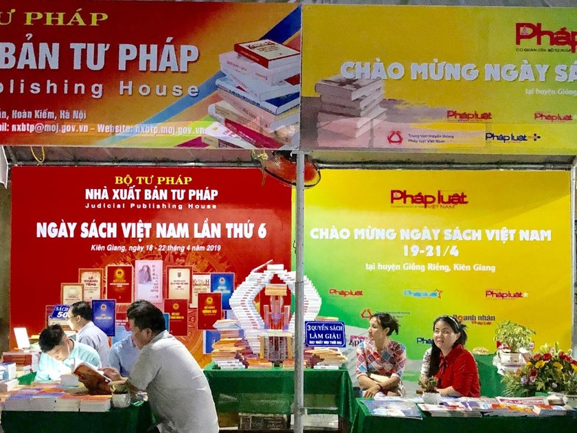 Gian trưng bày của Báo Pháp luật Việt Nam và NXB Tư pháp - Bộ Tư pháp 