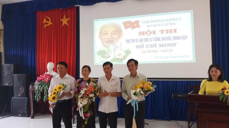 Ông Bùi Thanh Toàn - Phó giám đốc Sở Văn hóa, thông tin, thể thao và Du lịch tỉnh Bạc Liêu tặng hoa Ban giám khảo Hội thi "Học tập và làm theo tư tưởng, đạo đức, phong cách Hồ Chí Minh lần thứ nhất năm 2019".