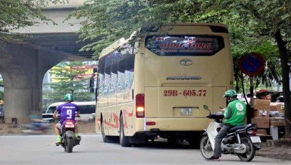 Xe khách gắn tên Hưng Long dừng đỗ ngang biển báo cấm để đón khách, bốc xếp hàng