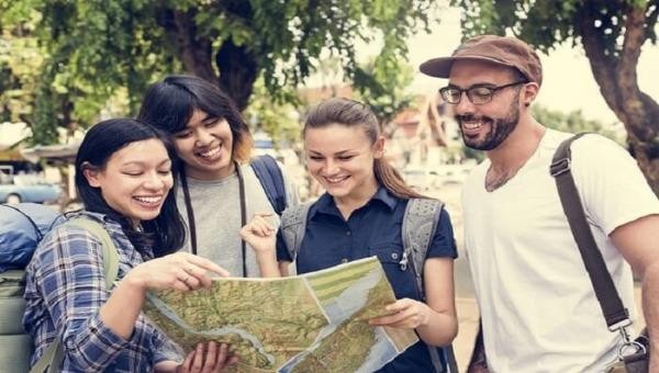 Hầu hết các doanh nghiệp phải thuê hướng dẫn viên là người nước ngoài thông thạo ngoại ngữ trong các tour du lịch nước ngoài 