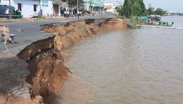 Sạt lở đã "nuốt chửng"  gần một nửa lòng đường QL91, kéo dài 85m