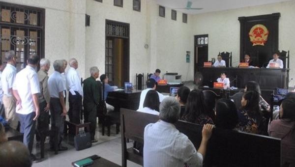 Quang cảnh phiên tòa sơ thẩm vụ tranh chấp đất 