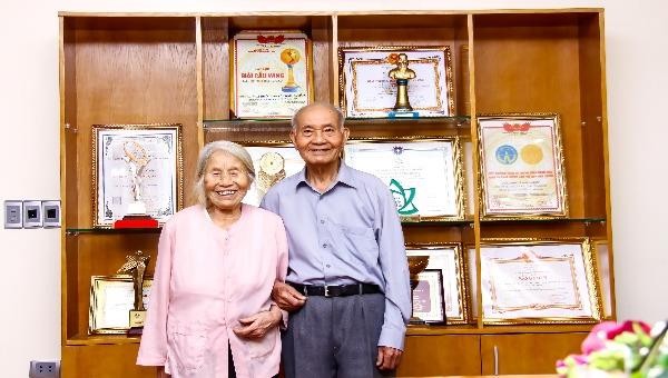 Lương y Phạm Thị Giang và người chồng là ông Lê Minh - nguyên Phó Cục trưởng Cục Đối ngoại, Bộ Quốc phòng.