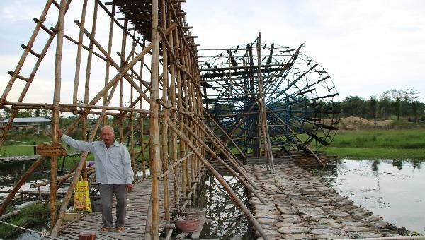 Mô hình bờ xe nước lớn nhất mà ông Quýt làm đang đặt trong một khu du lịch ở xã Nghĩa Thuận