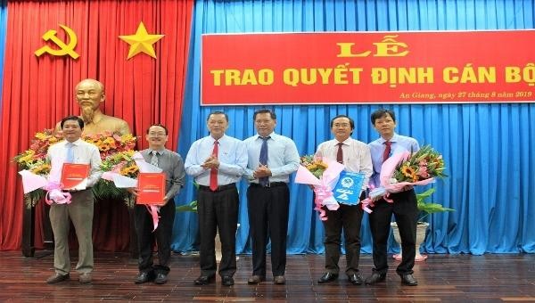 Ông Võ Anh Kiệt - Phó Bí thư Thường trực Tỉnh ủy An Giang và ông Trần Anh Thư – Phó Chủ tịch UBND tỉnh trao quyết định và hoa cho các ông được điều động, bổ nhiệm