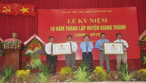 Ông Nguyễn Thanh Nghị - Ủy viên TW Đảng, Bí thư Tỉnh ủy Kiên Giang trao Quyết định công nhận 02 xã nông thôn mới tại lễ Kỷ niệm 10 năm thành lập huyện Giang Thành