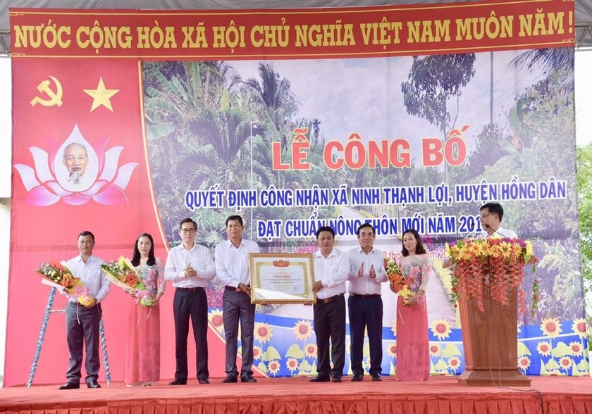 Bí thư Tỉnh ủy Bạc Liêu Nguyễn Quang Dương và Chủ tịch UBND tỉnh Dương Thành Trung trao bằng công nhận Xã đạt chuẩn Nông thôn mới và tặng hoa cho xã Ninh Thạnh Lợi (Hồng Dân, Bạc Liêu)