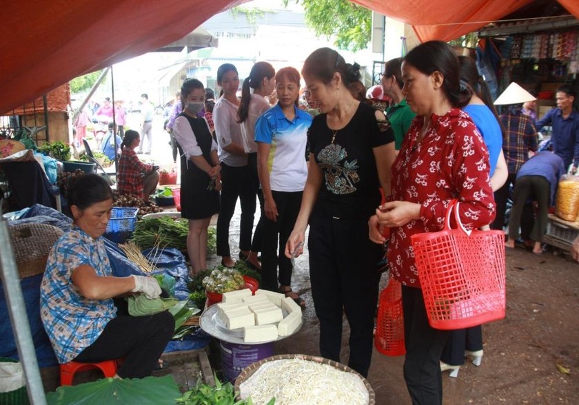 Các bà nội trợ xách làn đi chợ 