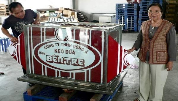 Doanh nhân Nguyễn Thị Tỏ (bìa phải) bên thương hiệu Kẹo dừa Bến Tre 
