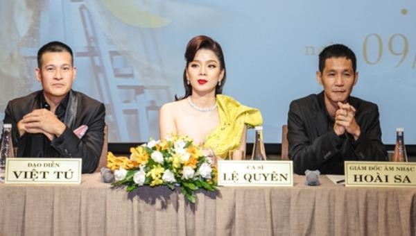 Ca sĩ Lệ Quyên (giữa) tại cuộc họp báo về việc tổ chức liveshow Kỷ niệm 20 năm ca hát của mình
