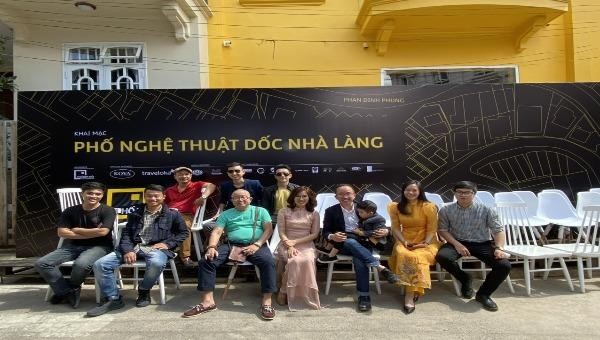Nhóm bạn trẻ tham gia trình diễn Phố bên đồi 