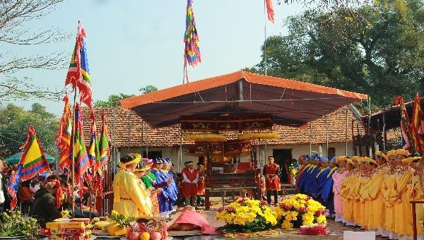 Twnngf bừng lễ hội làng Tòng Lệnh 