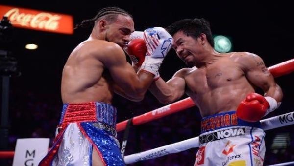 Pacquiao (phải) trong một trận đấu 