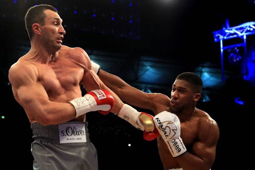 Tiến sĩ búa thép ladimir Klitschko (trái) trong một trận đấu