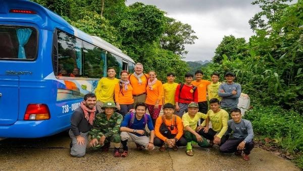 Đoàn porter chụp ảnh cùng du khách sau một hành trình khám phá 
