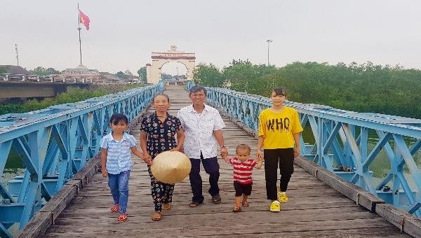 Ông Nghi, bà Hoa cùng các cháu dạo bước qua di tích cầu Hiền Lương để ôn lại kí ức đám cưới đặc biệt của mình