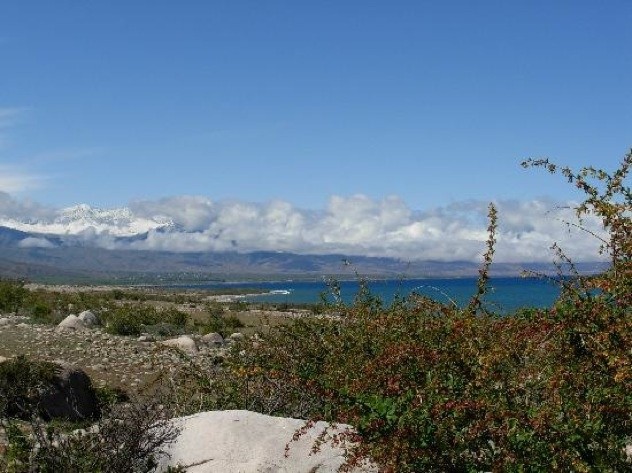 Hồ Issyk Kul ở Kyrgyzstan. 