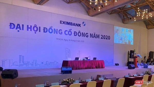 Cả 2 phiên họp ĐHĐCĐ mà Eximbank tổ chức hôm 30/6 đều dùng chung "backdrop".