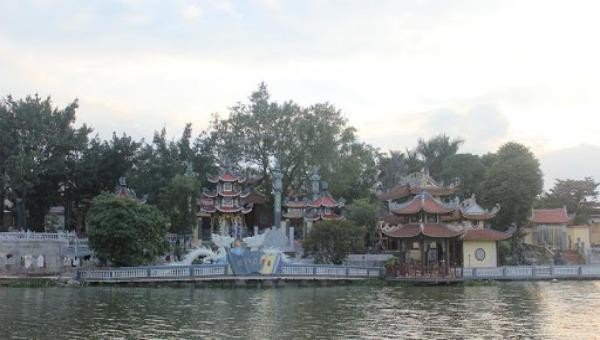 Đền Chợ Giá nằm bên bờ sông Giá, phong cảnh non nước hữu tình. 