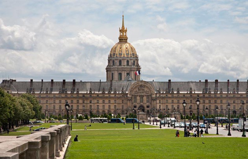 Lăng mộ Napoleon nằm trong quần thể Điện Invalides. 