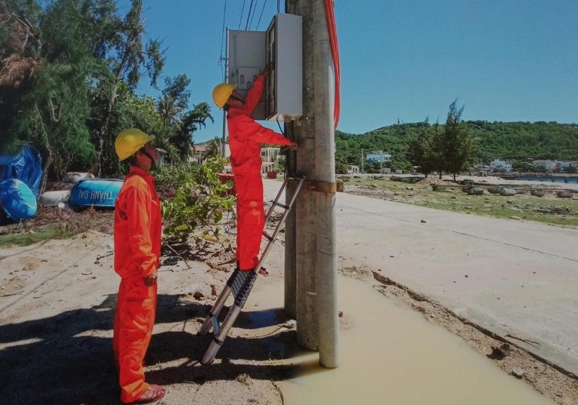 Công nhân kiểm tra tủ máy cắt điện ở xã đảo Nhơn Châu.